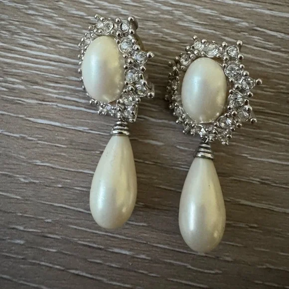 Vintage Christian Dior costume jewelry earrings - Picture 2 of 6